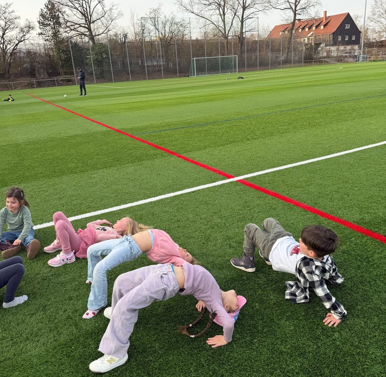 Ferienprogramm Stuttgart Kinder – Outdoor Aktivität im Yogacamp