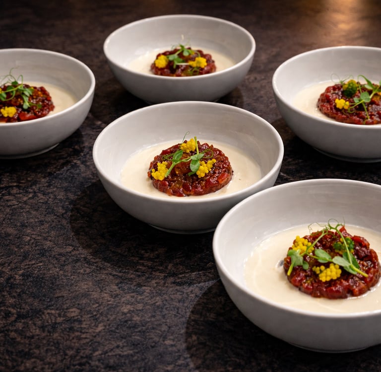 Platos de tartar de atún emplatados para una experiencia gastronómica personalizada