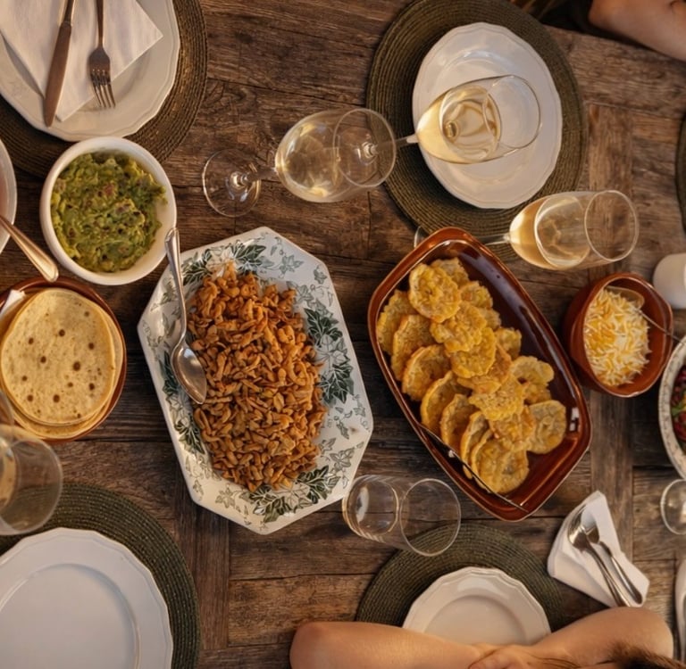 Mesa estilo family style preparada para una experiencia gastronómica privada