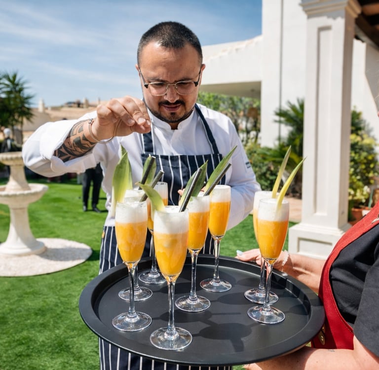 Chef ultimando cócteles para evento privado con servicio personalizado