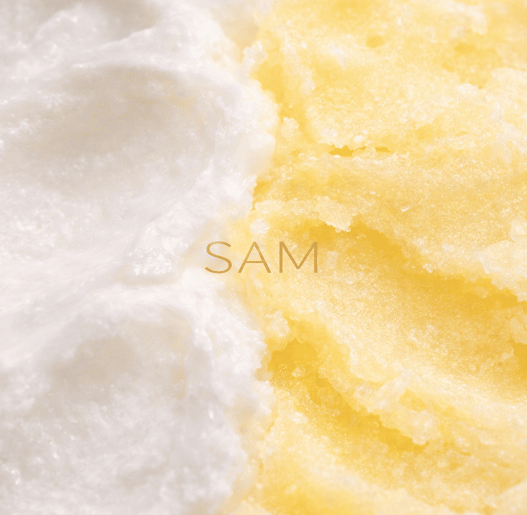 Fondo abstracto en tonos blanco y dorado con el logotipo de SAM Cosméticos al centro.