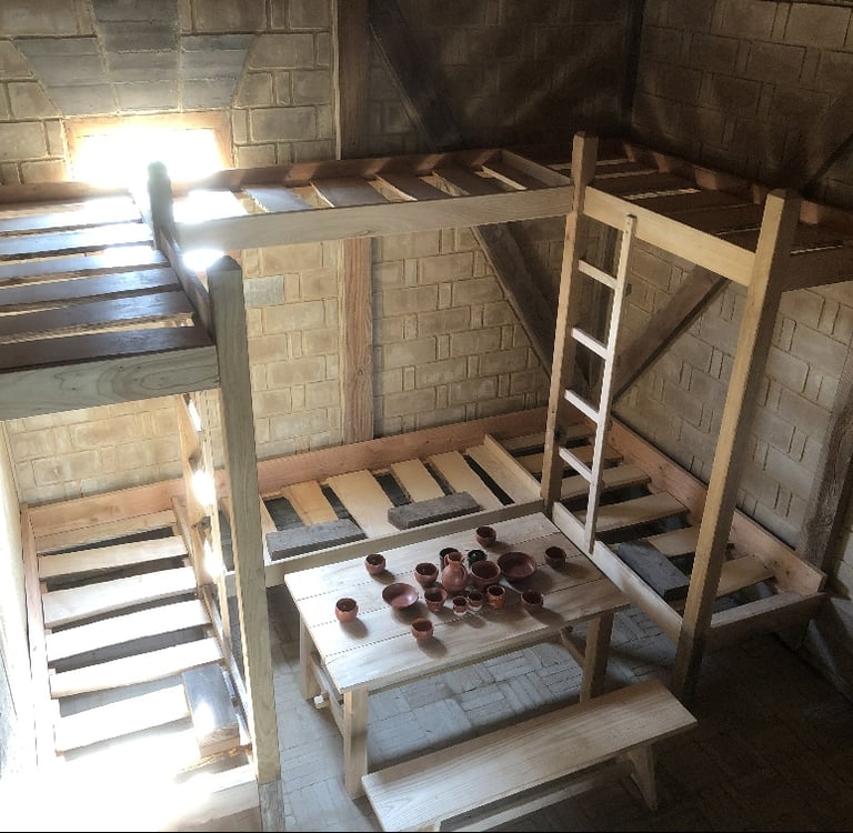 Romeinse stapelbedden van hout met zes slaapplekken in de soldatenbarak