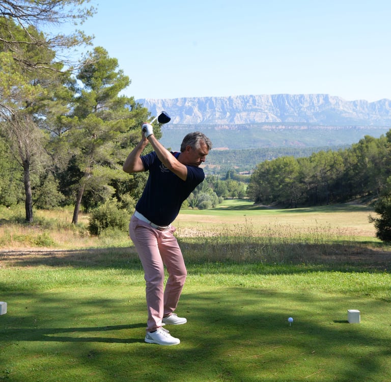 Laurent morin - un homme jouant au golf au soleil
