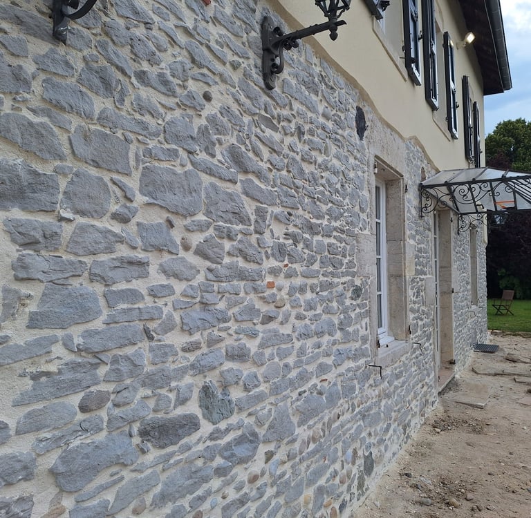 Joint de pierre restauré par sablage – façade ancienne nettoyée