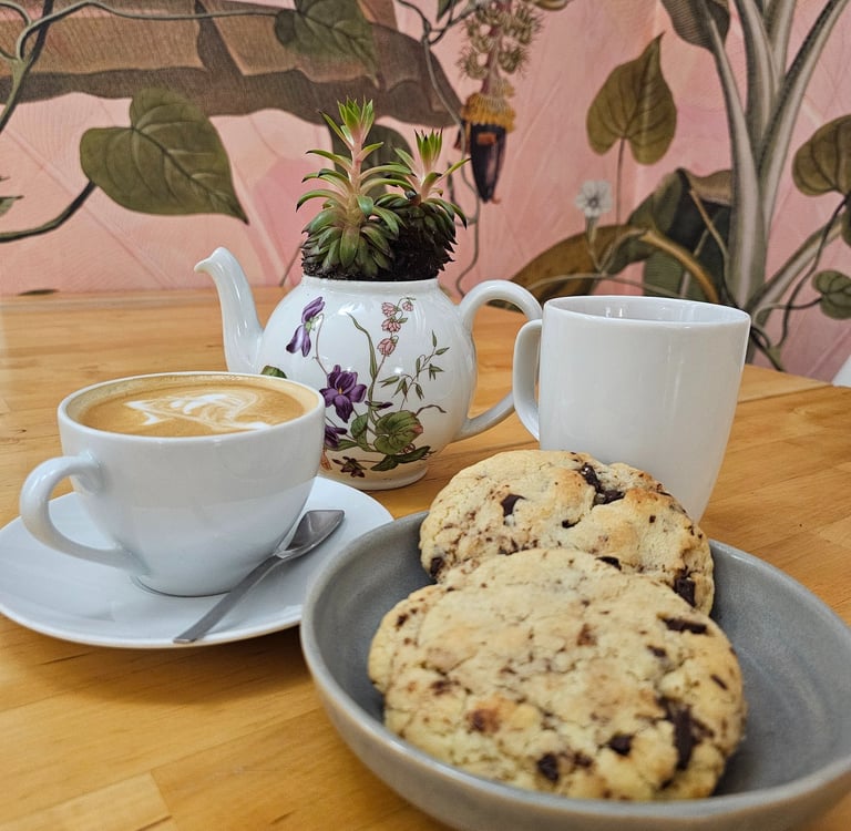 Cookie au chocolat noir et au chocolat blanc avec une tasse de café