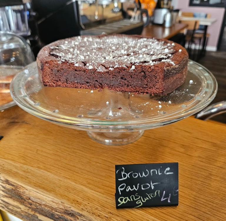 Brownie pavot sans gluten saupoudré de sucre glace