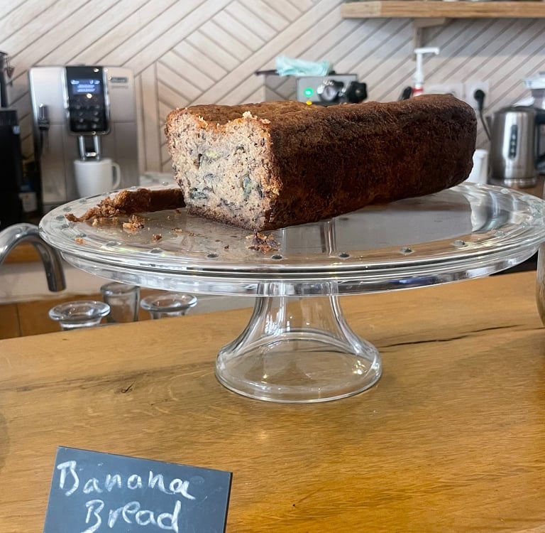 Part de banana bread maison sur présentoir en verre