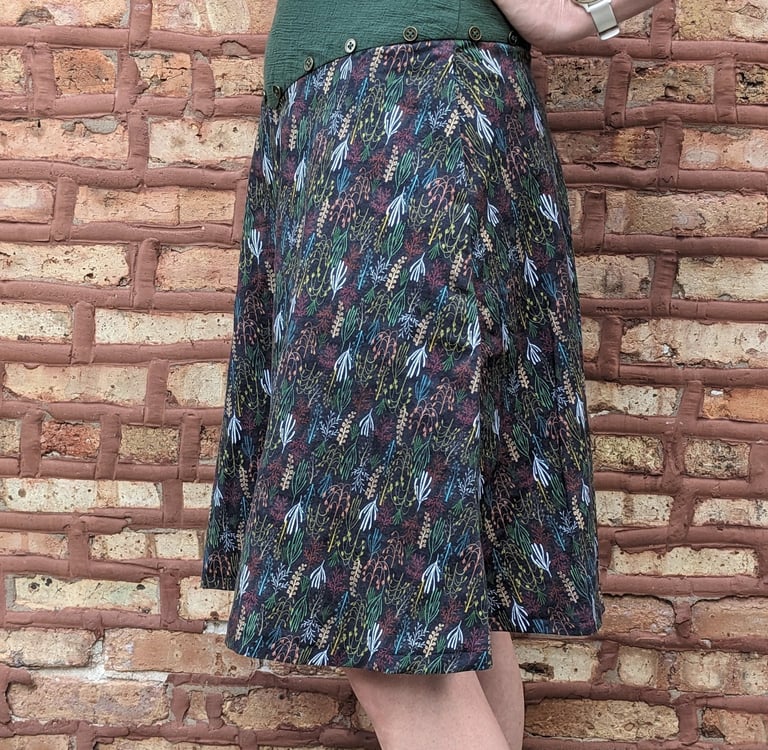 Knees length pointed waist skirt