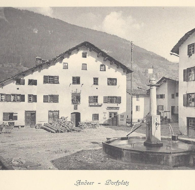 Dorfplatz Andeer mit Weissem Kreuz