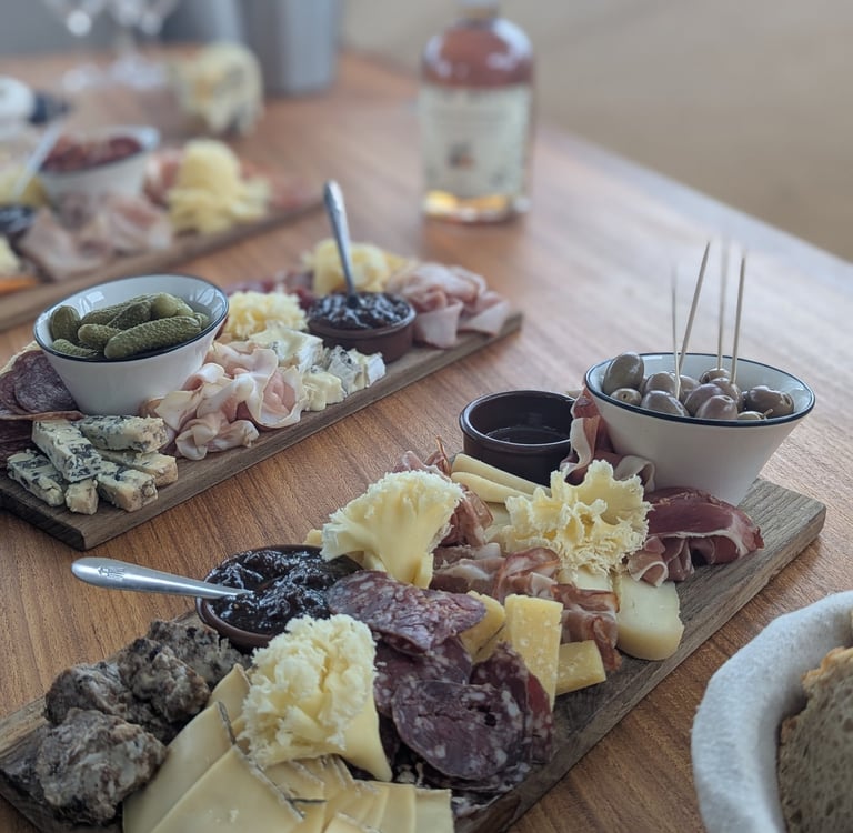 Planche de Charcuteries et fromages à Bord de notre lagoon 46