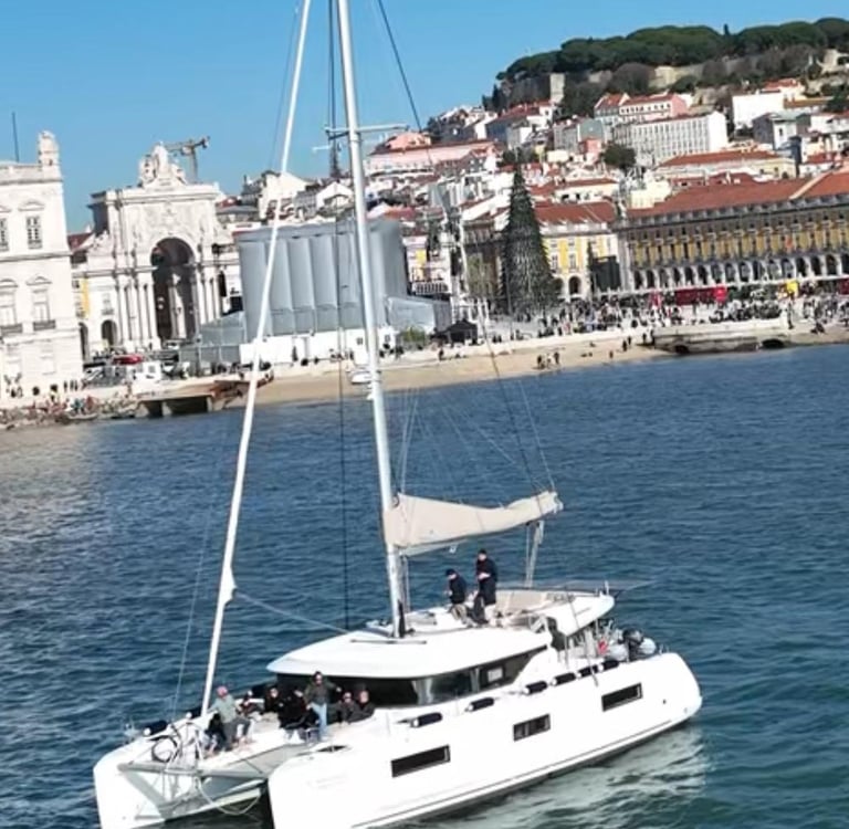Notre Lagoon 46 posté devant la place du commerce lors d'une excursion à Lisbonne