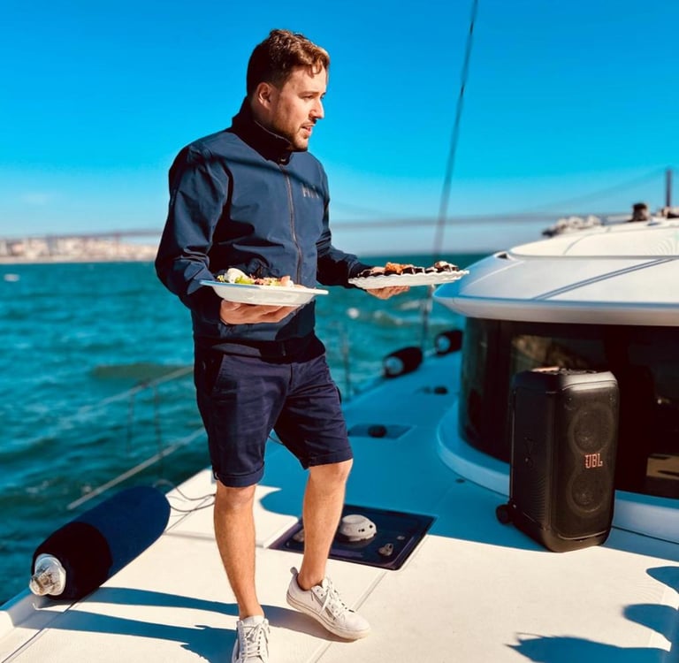 Notre Capitaine proposant des sushis à nos invites lors d'une balade en bateau sur notre catamaran L