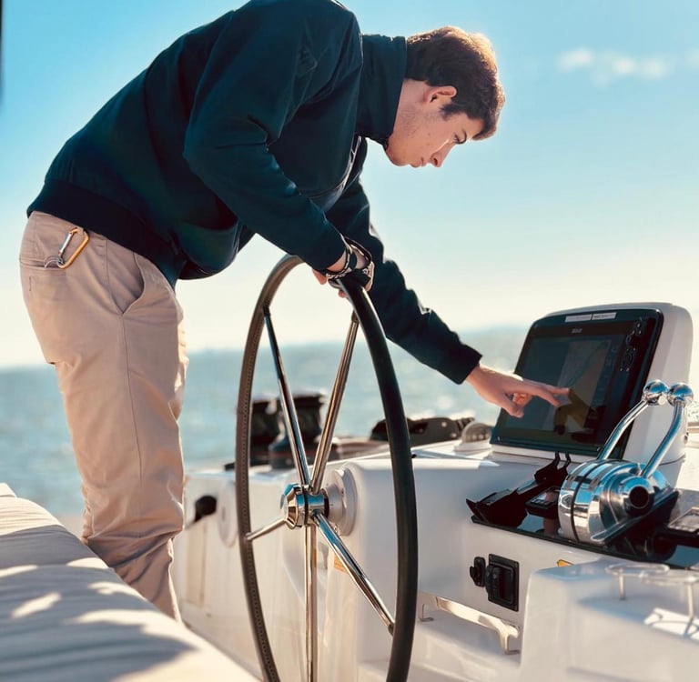 Un de nos skippers aux commandes de Notre Lagoon 46