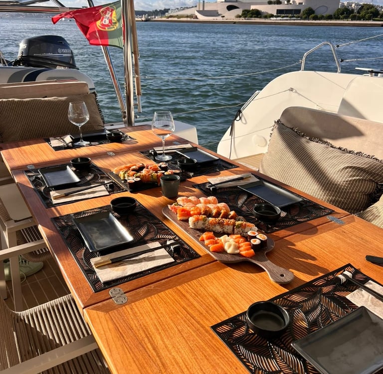 Les sushis sont servis à Bord de notre lagoon 46