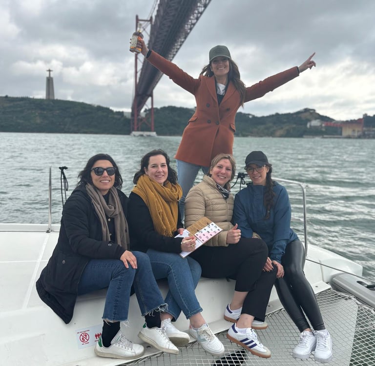 EVJF à bord de notre Lagoon 46 avec vue sur le Cristo Rei et le pont du 25 avril
