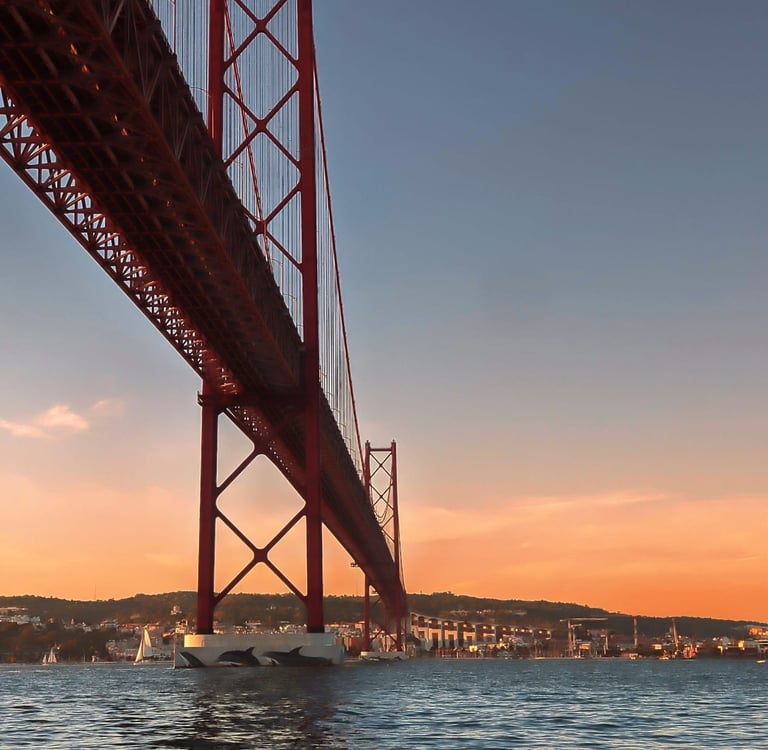 Pont du 25 avril lors du Croisière coucher de Soleil à Lisbonne