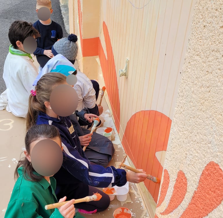 Des élèves peignent une fresque sur un mur d'école à Orgelet, 39 Jura