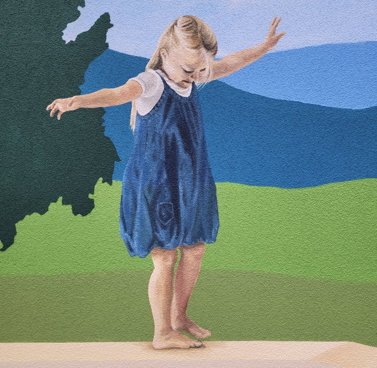 Fresque sur façade. Une fillette marche en équilibre sur un muret.