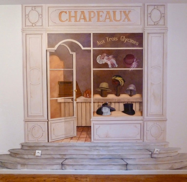 Mur intérieur peint avec une fresque représentant une boutique à chapeaux, seuil en fausse pierres.