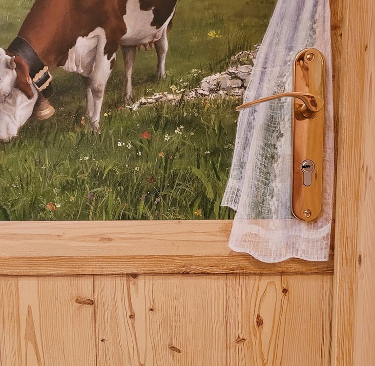 Faux bois et rideau en trompe-l'oeil pour intégrer une poignée de porte