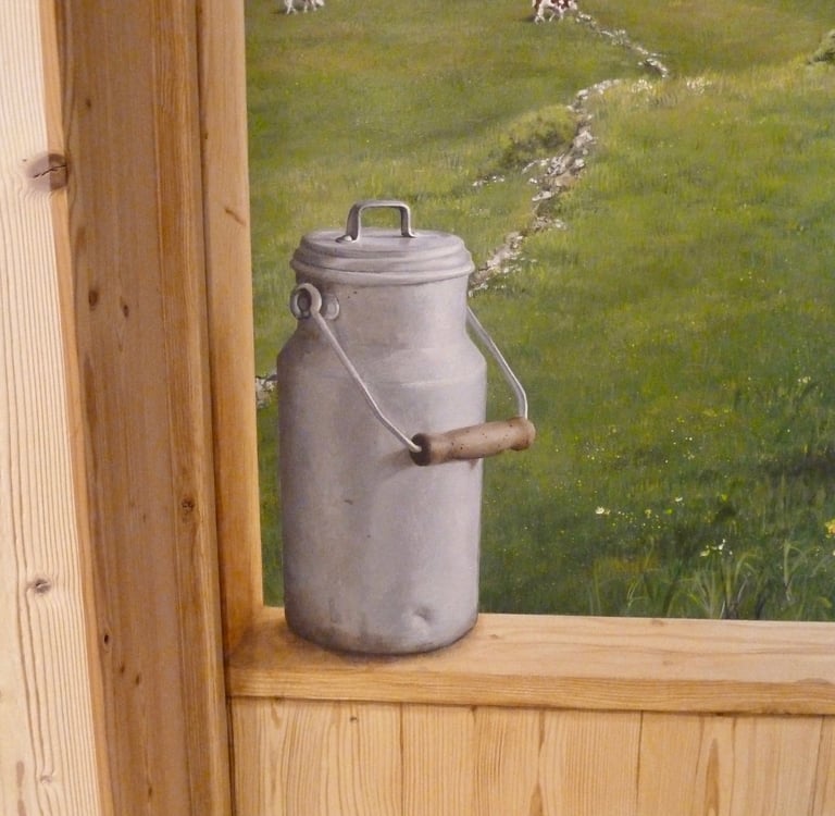 Peinture en trompe-l'oeil d'un pot à lait posé sur une fausse tablette en faux bois