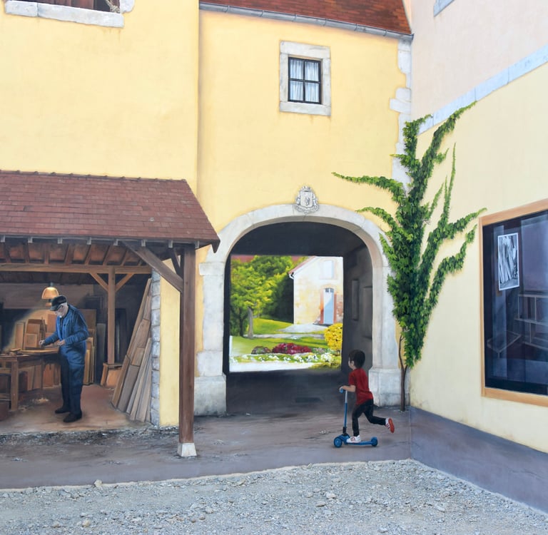 Détails d'une fresque en trompe-l'oeil peinte sur une façade, Un atelier, un enfant en trottinette.