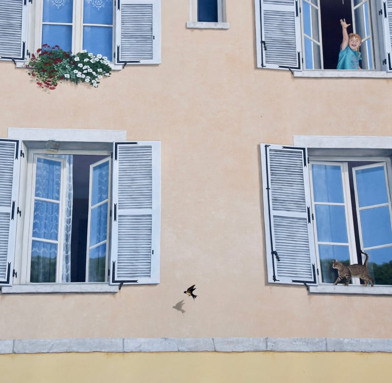 Deux fenêtres d'un étage en trompe-l'oeil sur une façade à Moirans-en-Montagne, dans le Jura.