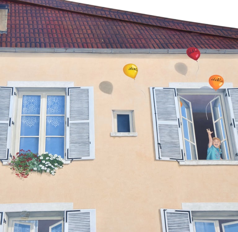 2ème étage avec fenêtres et toiture en trompe-l'oeil sur une façade située à Moirans-en-Montagne 39.