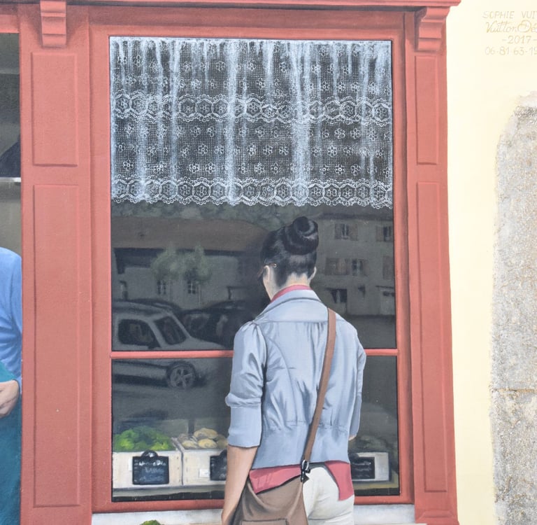 étal de maraîcher en trompe-l'oeil sur une façade, un femme regarde la vitrine de la boutique.