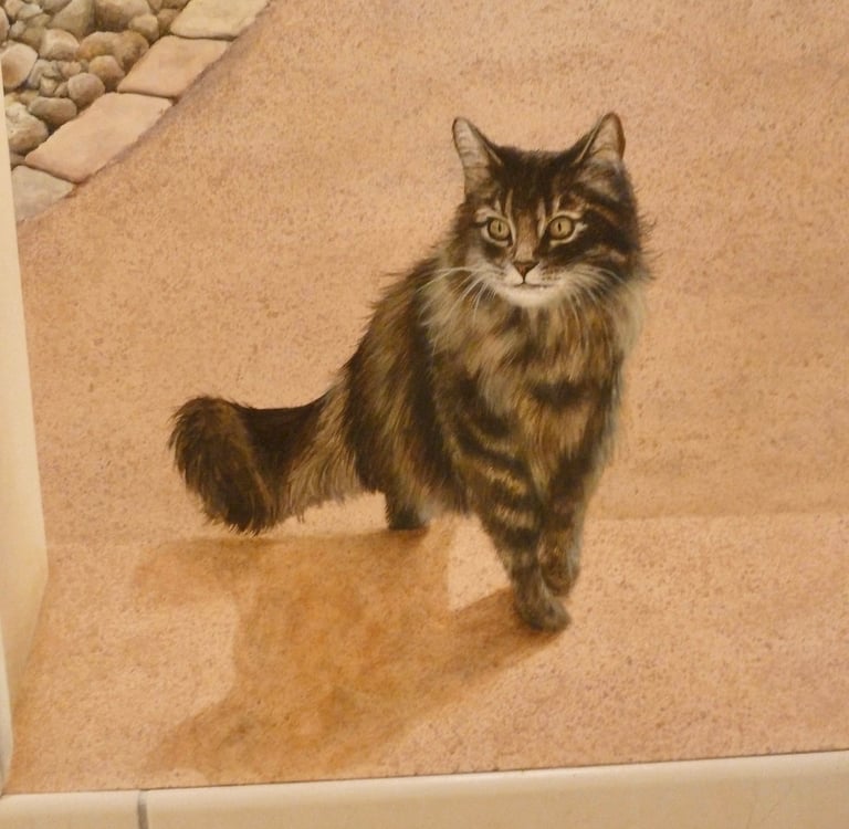 Chat tigré montant une marche, peint dans un décor en trompe-l'oeil