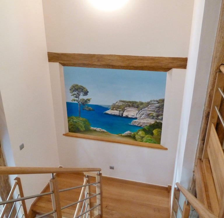Fresque murale dans une cage d'escalier, ouverture en trompe-l'oeil sur un paysage de bord de mer