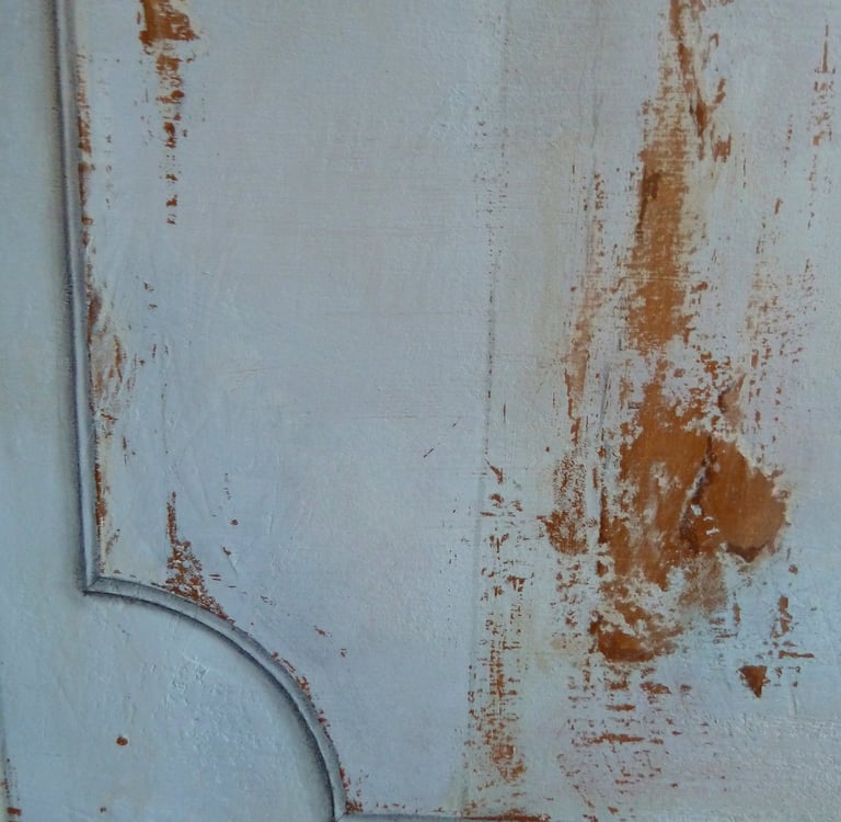 Détails d'un faux de bois avec moulures en trompe-l'oeil, fausse patine du temps, faux relief