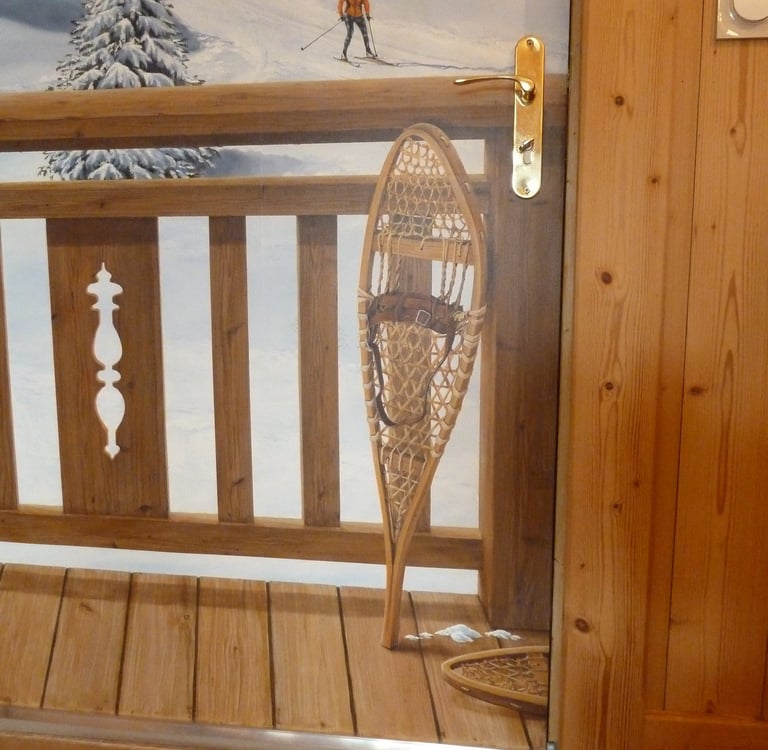 Trompe-l'oeil sur porte de service. Faux bois, paysage neige peint, raquettes ancienne, barrière