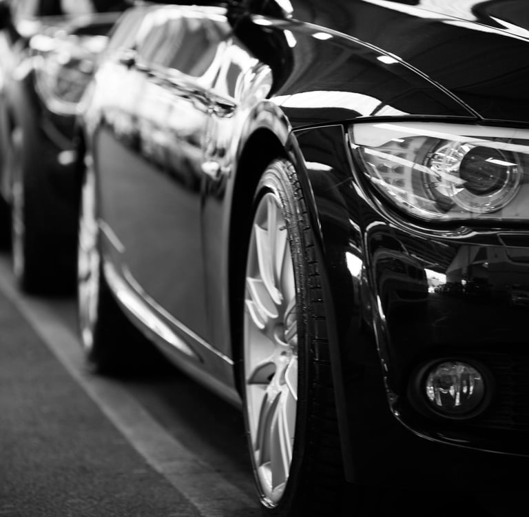 varios autos estacionados a la orilla de la calle