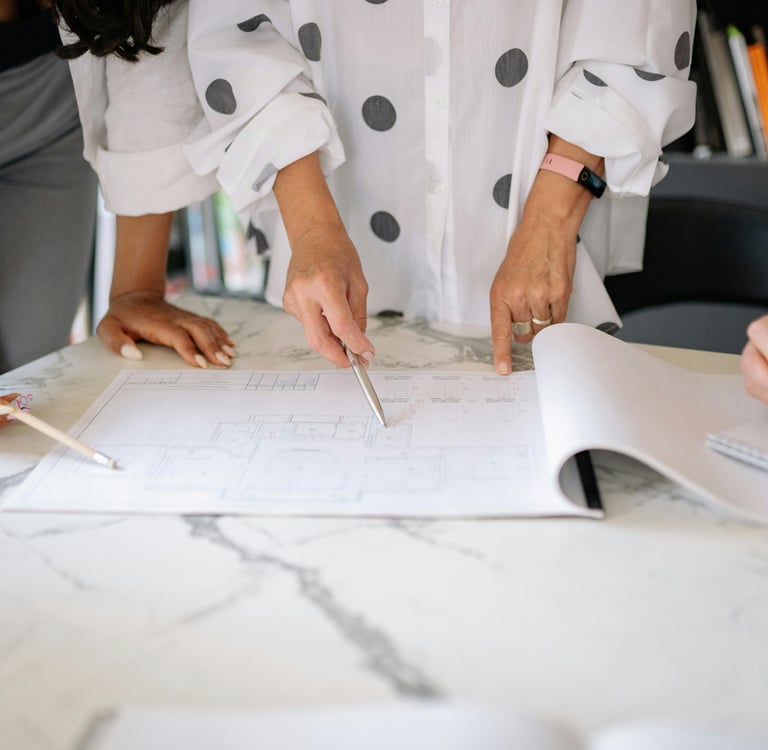 personas analizando la responsabilidad del estado en sus obras