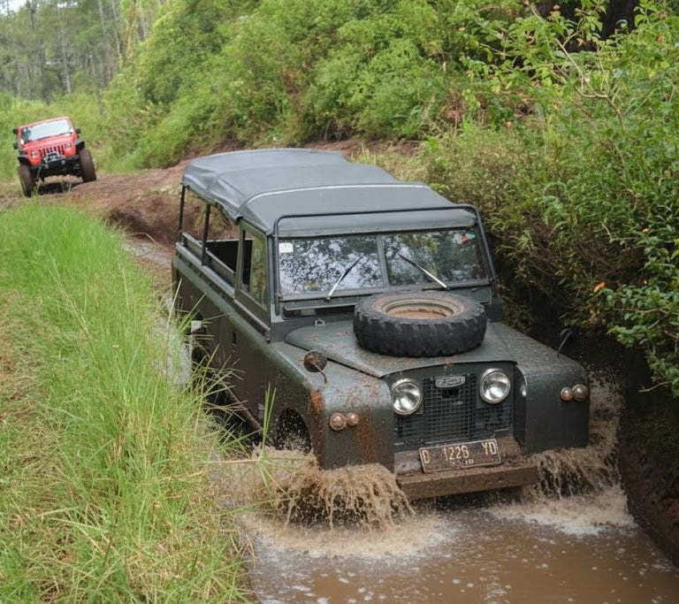 Land Rover Series IIa off road di jalur berlumpur Cikole Bandung, percikan air dan lumpur di hutan pinus