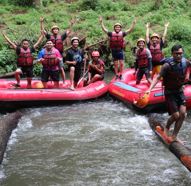 Peserta rafting Pangalengan menikmati petualangan seru di sungai dengan perahu karet dan tantangan menyeberangi batang kayu
