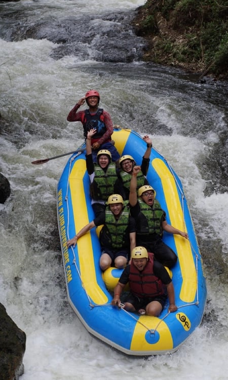 Peserta ceria saat melewati jeram seksi