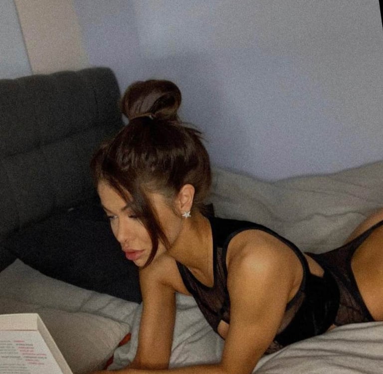 femme lire un livre dans le lit