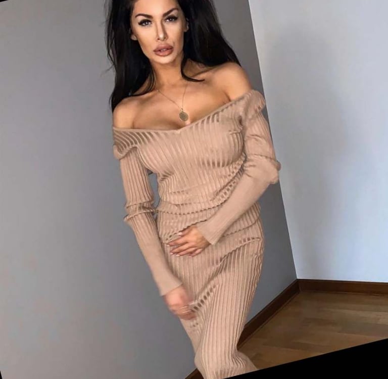 femme porte un robe marron
