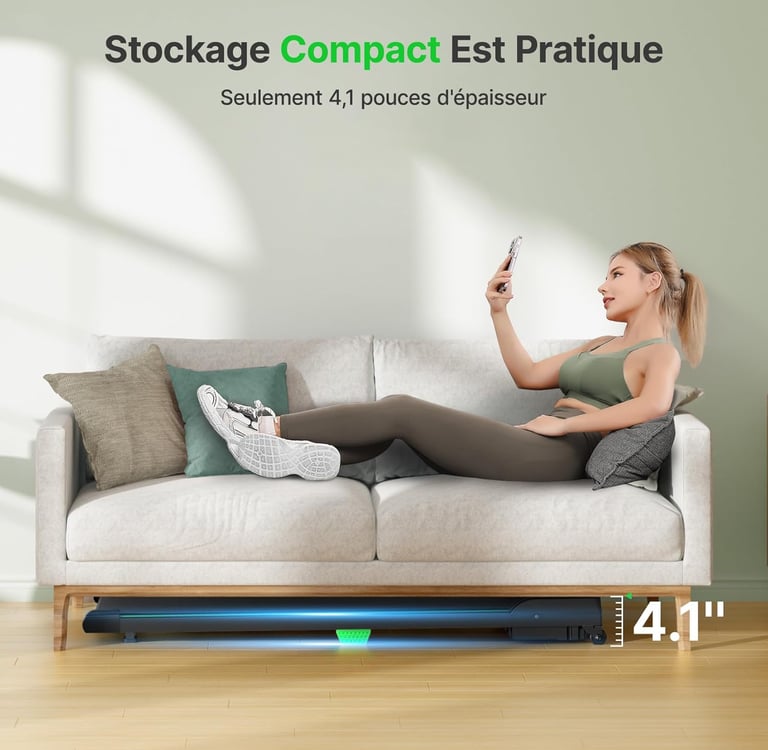 femme regarde son portable sur un canapé