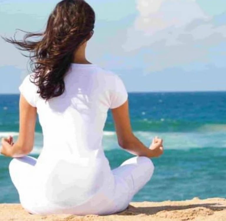 femme meditation face à la mer