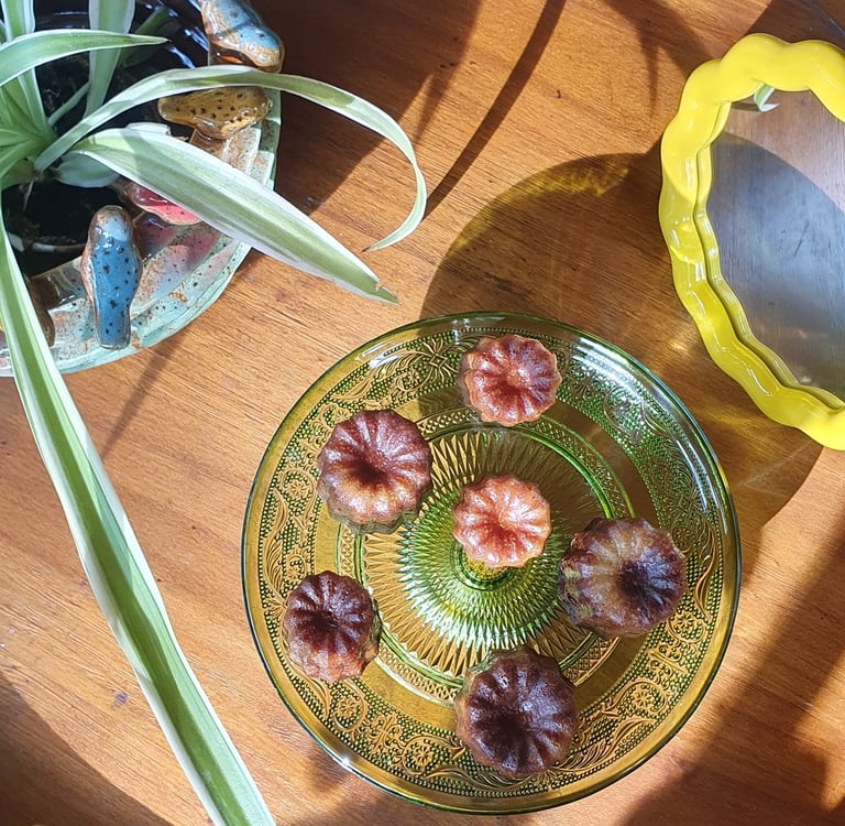 Des cannelés posés sur un plateau en verre