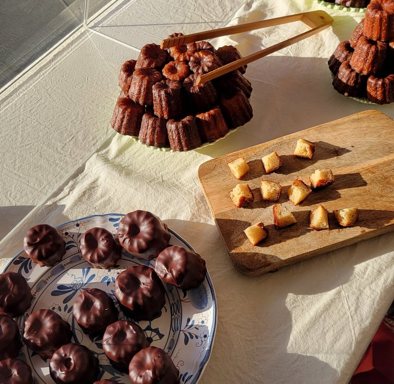 Plusieurs plateaux présentant des cannelés
