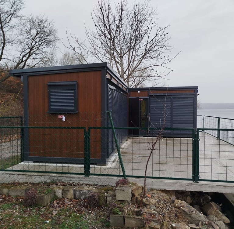 Luksuzni stambeni kontejner na Dunavu sa predivnim pogledom drvo dekor i alu stolarija Brza Palanka