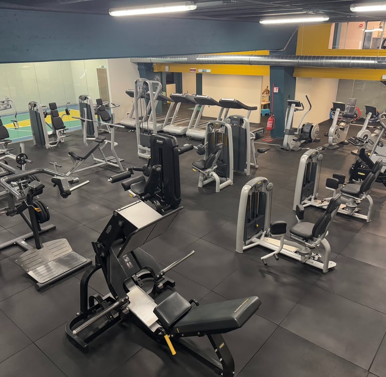 Sala attrezzata della palestra Move 2 Grow a Milano con macchinari per esercizi di forza, cardio e allenamenti funzionali, in