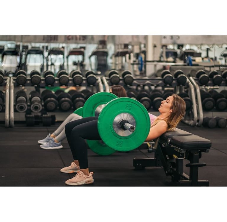 Donne in palestra che si allenano facendo hip thrust