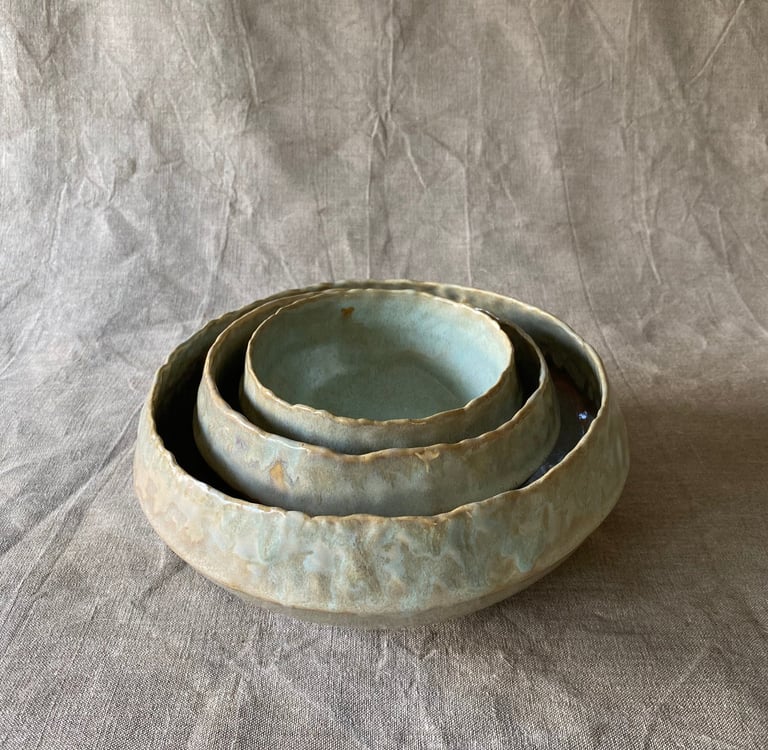 série de plats de sevice pincés et turquoises