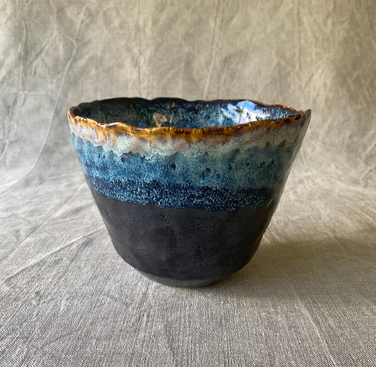 cache-pot ocre, bleu et noir