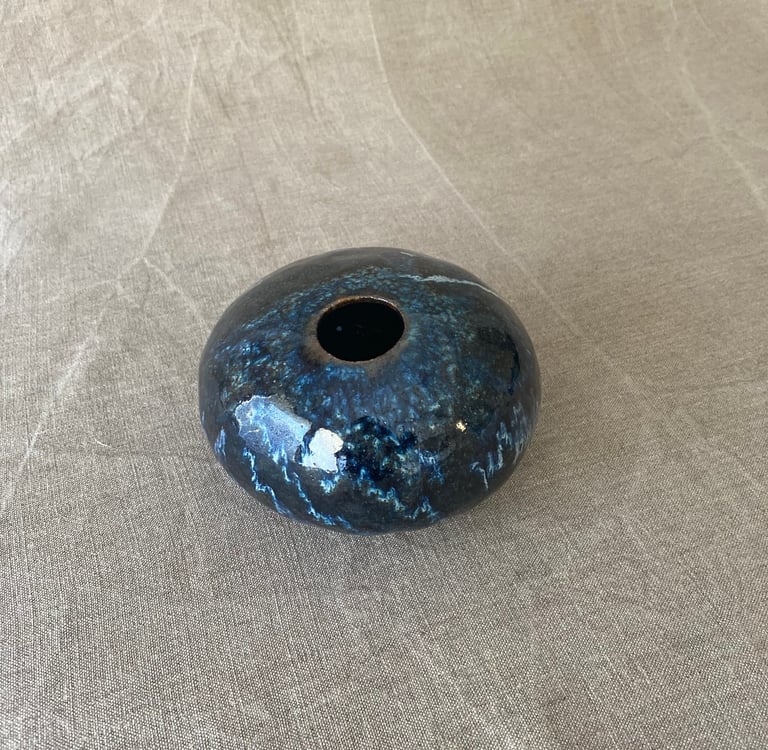 petit vase boule bleu noir et précieux